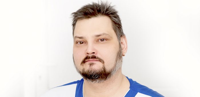 Нейрохирург Денис Мельников: Инструмент не должен двигаться впереди мысли