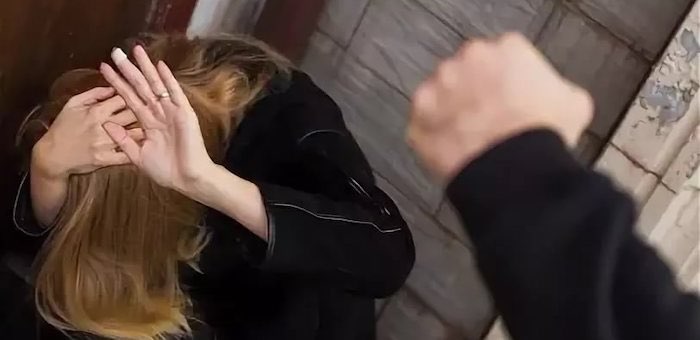 «Кавалер» ударил женщину кулаком по голове и украл у нее 50 тысяч рублей