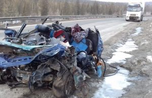 На Семинском перевале BMW столкнулся с грузовиком, водитель иномарки погиб на месте