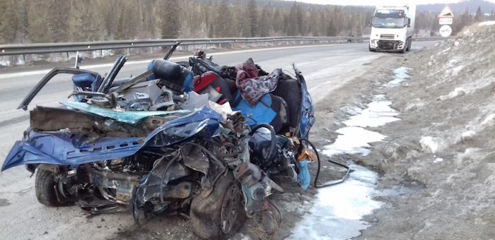 На Семинском перевале BMW столкнулся с грузовиком, водитель иномарки погиб на месте