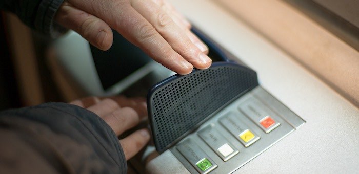 «Настоящий рыцарь»: покупая по просьбе дамы спиртное, заодно снял все деньги с ее карты