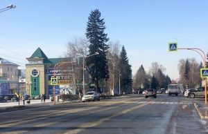На пешеходнике у драмтеатра под колеса попала 11-летняя девочка