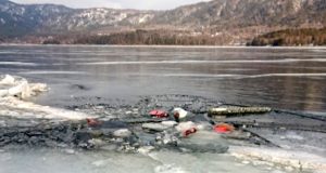 «Нива» провалились под лед на Телецком озере, один человек погиб