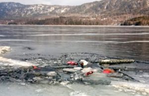 «Нива» провалились под лед на Телецком озере, один человек погиб