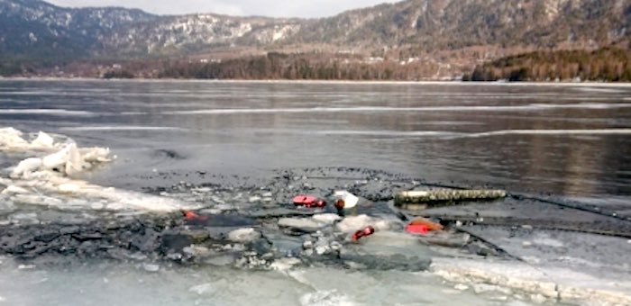 «Нива» провалились под лед на Телецком озере, один человек погиб
