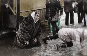Пенсионерка получила травмы, выходя из автобуса. Владелец возместит причиненный вред