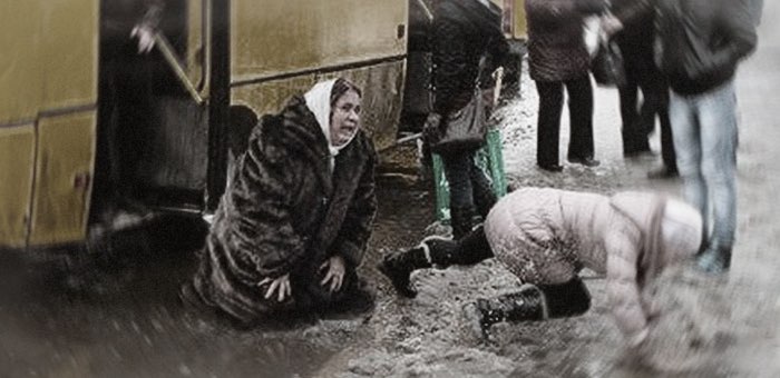 Пенсионерка получила травмы, выходя из автобуса. Владелец возместит причиненный вред