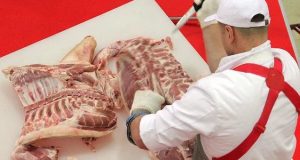 Несчастный случай на мясокомбинате: обвальщик разрезал себе живот