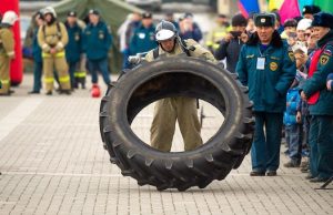На соревнованиях по кроссфиту пожарные из Чемала вырвали победу у команды Монголии