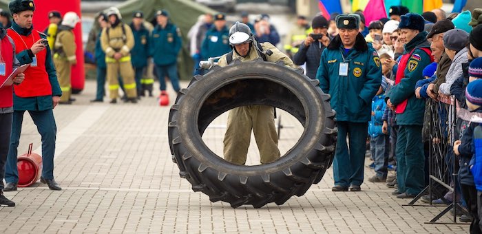 На соревнованиях по кроссфиту пожарные из Чемала вырвали победу у команды Монголии