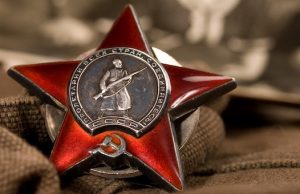 Под сильным обстрелом обеспечил связь между подразделениями полка
