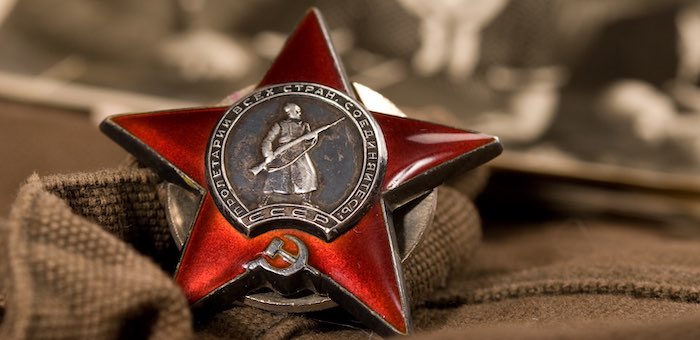 Под сильным обстрелом обеспечил связь между подразделениями полка