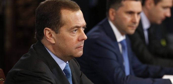 Медведев подписал постановление о снижении платы граждан за вывоз твердых коммунальных отходов