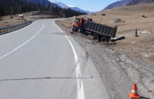 На Чуйском тракте опрокинулся грузовик