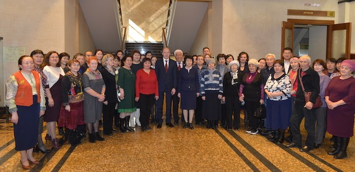 Выставка, посвященная 70-летию гимназии имени Плакаса, открылась в Национальном музее