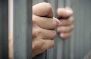 Только что вышедший на свободу заключенный попытался изнасиловать женщину