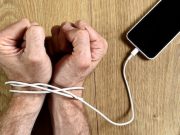 Не позволяйте пользоваться своим смартфоном посторонним. Даже бывшим супругам