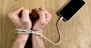 Не позволяйте пользоваться своим смартфоном посторонним. Даже бывшим супругам