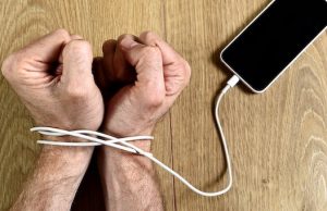 Не позволяйте пользоваться своим смартфоном посторонним. Даже бывшим супругам