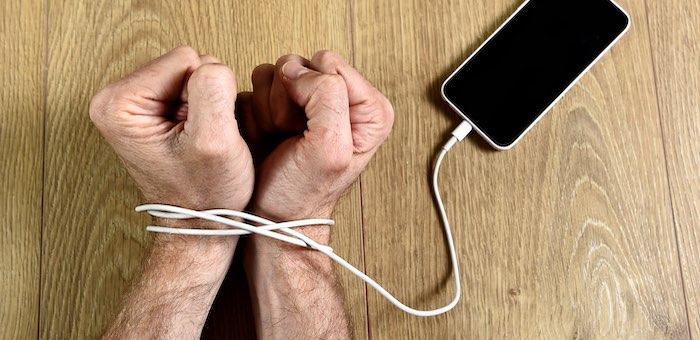Не позволяйте пользоваться своим смартфоном посторонним. Даже бывшим супругам