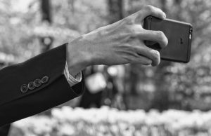 Опасное селфи: 20 человек «поймали» клеща, фотографируясь на фоне алтайских красот