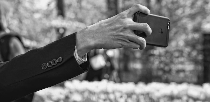 Опасное селфи: 20 человек «поймали» клеща, фотографируясь на фоне алтайских красот