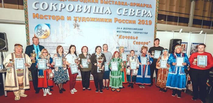 Серебряное седло, войлок и алтайские песни покорили гостей ярмарки «Сокровища Севера»