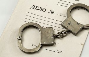 Присяжные признали виновным ревнивца, который пытался застрелить и зарезать соперника Присяжные признали виновным ревнивца, который пытался застрелить и зарезать соперника