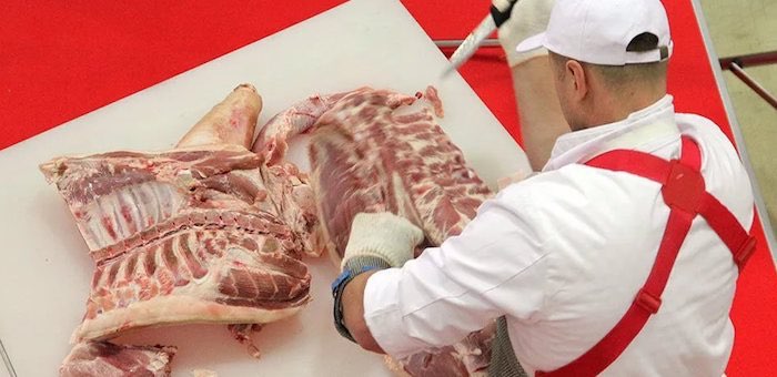 Обвальщик на мясокомбинате ударил себя ножом в живот, отвечать за это будет мастер