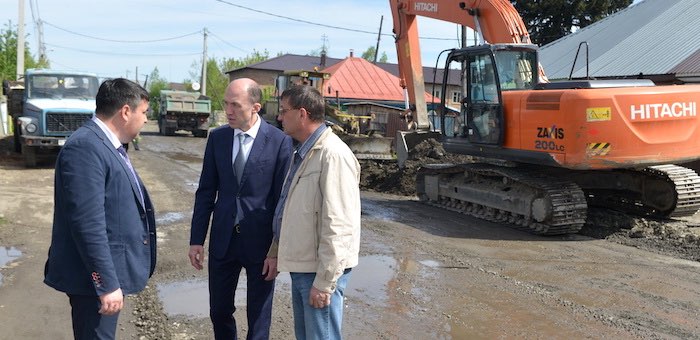 Руководитель республики проинспектировал ход работ на улице Советской в Майме