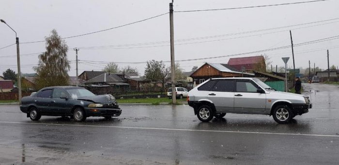Горожанка на «Тойоте» протаранила ВАЗ, водитель ВАЗа госпитализирована