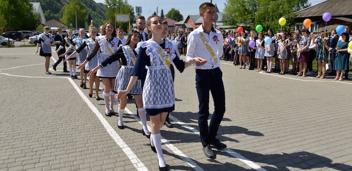 Выпускные линейки прошли в школах