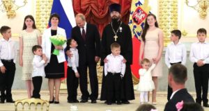Владимир Путин вручил семье Тайченачевых ордена «Родительская слава»