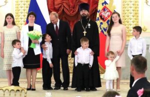 Владимир Путин вручил семье Тайченачевых орден «Родительская слава» Владимир Путин вручил семье Тайченачевых ордена «Родительская слава»