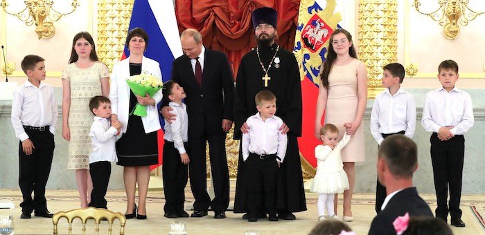 Владимир Путин вручил семье Тайченачевых орден «Родительская слава»