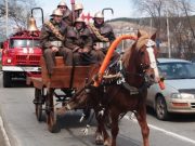 Конно-бочечное шествие состоялось в Горно-Алтайске в честь юбилея пожарной охраны