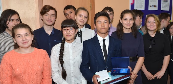 Десятиклассника из Иогача наградили за спасение тонущего мужчины