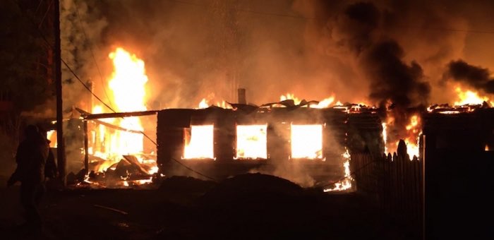 В Аскате местные жители и пожарные спасли деревню от огня