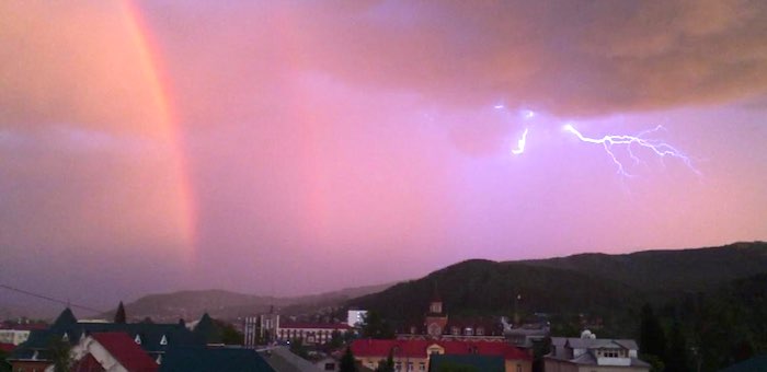 Вчерашний закат с грозой в фотографиях наших читателей