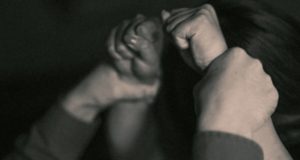 Парень до полусмерти избил знакомую и надругался над ней