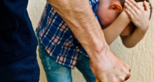 Конфликт на детской площадке: мужчина ударил 12-летнего подростка Мужчина ударил на игровой площадке 12-летнего подростка