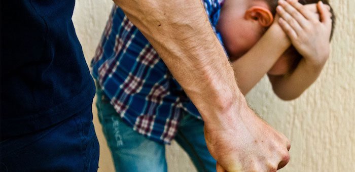 Конфликт на детской площадке: мужчина ударил 12-летнего подростка