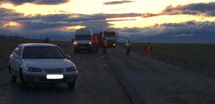 В Кош-Агачском районе машина сбила на обочине дорожного рабочего