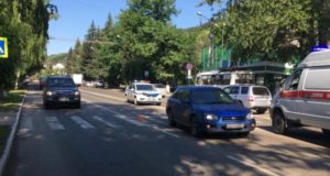 Горожанин сбил женщину на пешеходном переходе у остановки «Родник» Горожанин сбил женщину на пешеходном переходе у остановки «Родник»