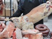Постоянная покупательница взяла на ярмарке две туши барана в долг и исчезла