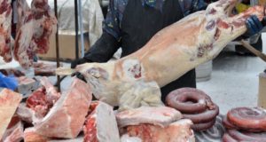 Постоянная покупательница взяла на ярмарке две туши барана в долг и исчезла