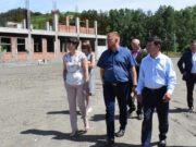 Руководители города провели выездную планерку на месте строительства школы на Заимке Руководители города провели выездную планерку на месте строительства школы на Заимке