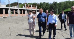 Руководители города провели выездную планерку на месте строительства школы на Заимке