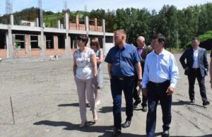 Руководители города провели выездную планерку на месте строительства школы на Заимке Руководители города провели выездную планерку на месте строительства школы на Заимке