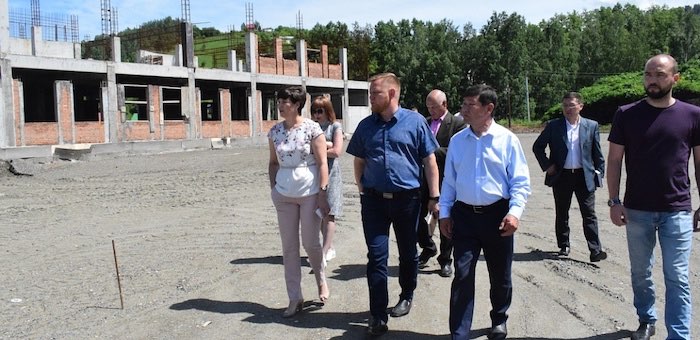 Руководители города провели выездную планерку на месте строительства школы на Заимке